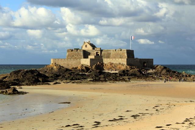 Le Fort national peut se visiter et il est accessible à marée basse.
