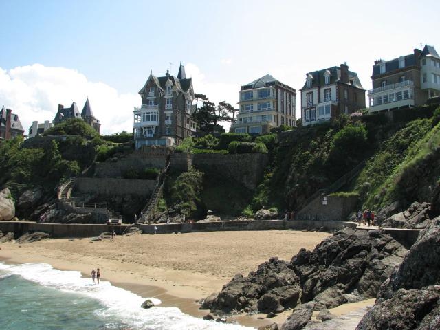 Villas vues de la plage de la Malouine, Dinard.