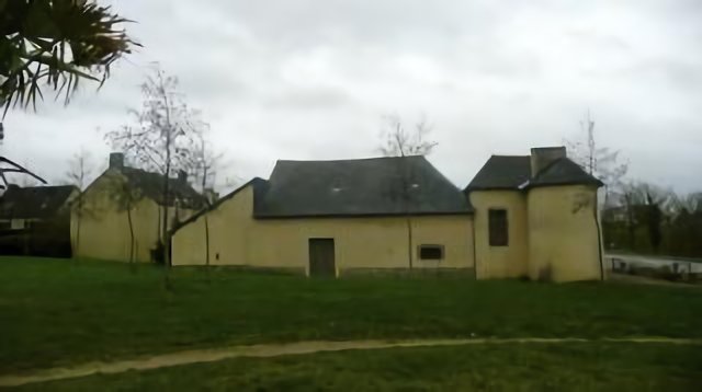 À droite du bâtiment: tour d'escalier.