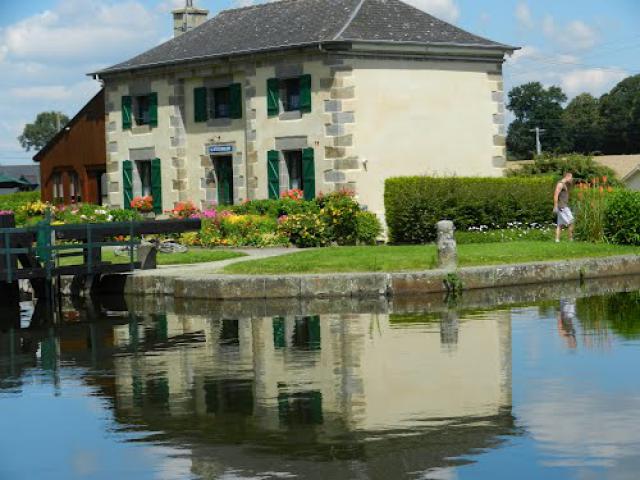Le long des 11 écluses de Hédé, le canal de la Rance, Bretagne, maison du gardien de l'écluse.
