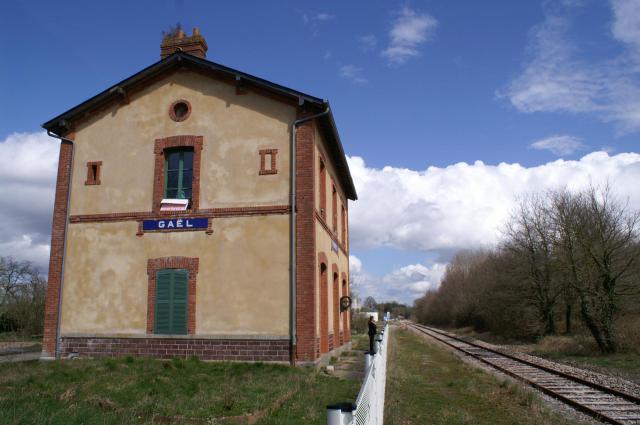 L'ancien bâtiment voyageurs de la gare de Gaël est à vendre, mais la voie vient d'être remise en état pour un trafic de fret.