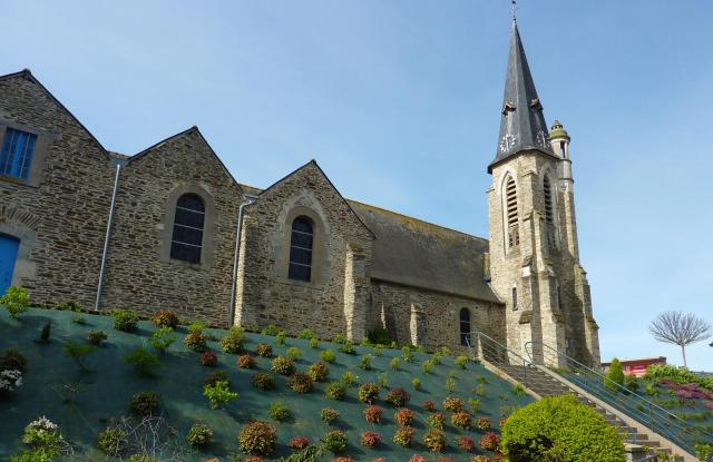 Saint-Didier : l'église paroissiale vue du nord et la butte, partiellement arasée et confortée par un muret de pierres, qui portait…