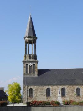Tour-clocher de l'église de Sougéal (35).
