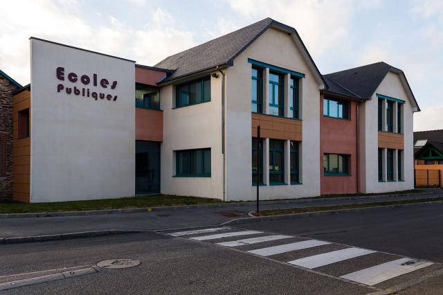 Bâtiment des écoles publiques de Laillé vu de la rue.