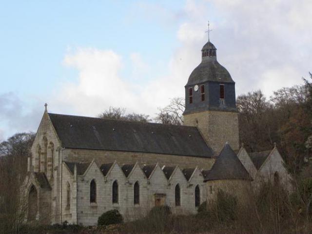 Façade occidentale et flanc sud de l'église Saint-Germain-d'Auxerre de Saint-Germain-en-Coglès (35).