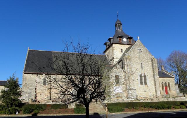 Façade méridionale de l'église prieurale Saint-Martin de Tremblay (35).
