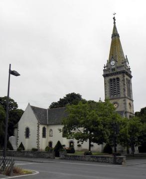 Flanc septentrional de l'église Notre-Dame de La Gouesnière (35).