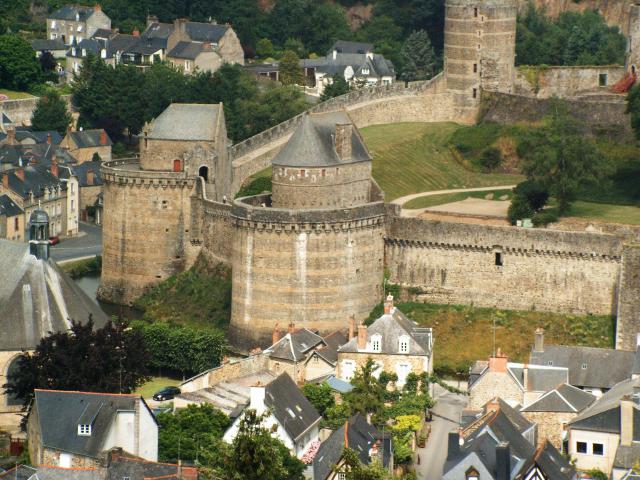 Château de Fougères: tours Surienne, Raoul et Mélusine (de gauche à droite).