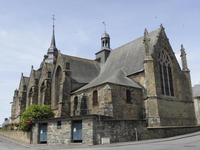 Chevet et flanc sud de l'église Saint-Patern à Louvigné-de-Bais (35).