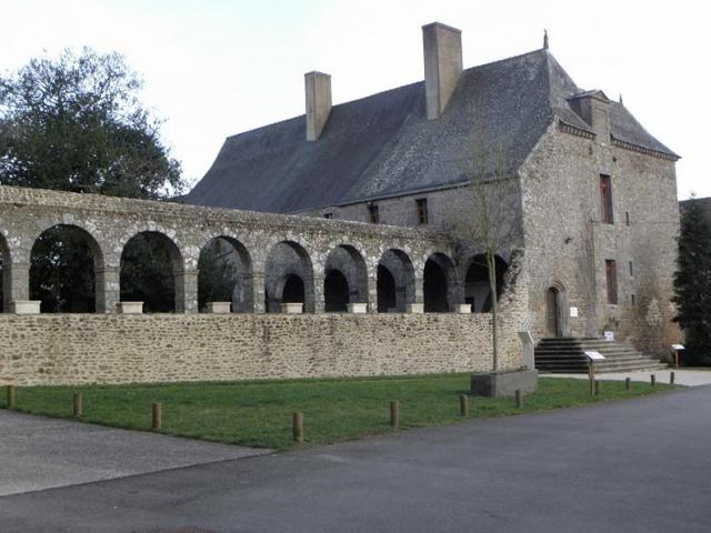 Aile ouest du cloître et bâtiment abbatiaux de l'abbaye du Tronchet (35).