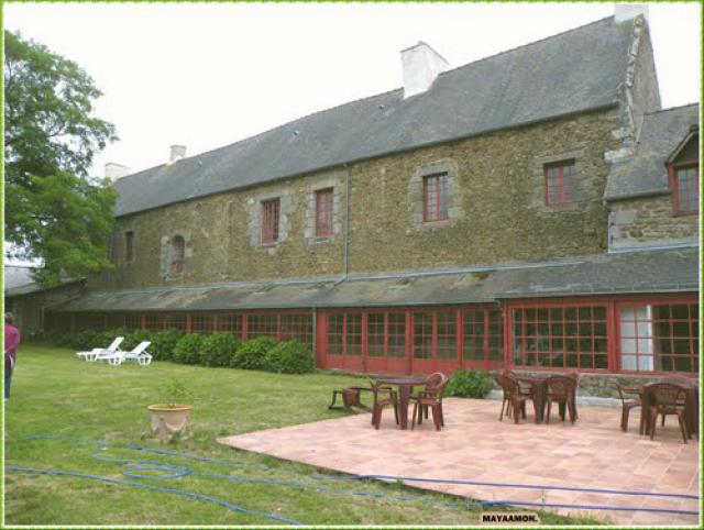 POUR EN SAVOIR PLUS SUR LE MANOIR ABBATIAL ET L'ABBAYE : http://www.infobretagne.com/abbaye_du_tronchet.htm
