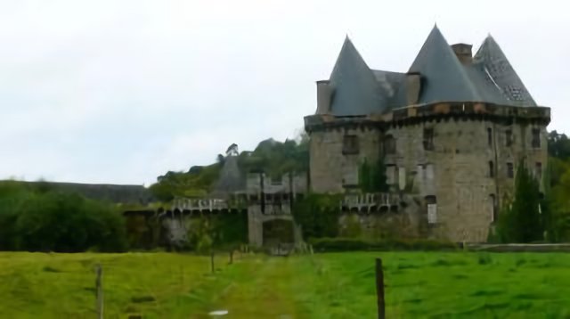 Repris en 1354 aux Anglais qui l'occupent depuis 1352, le château est incendié.