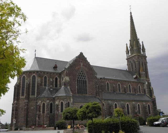 Chevet et flanc nord de l'église Saint-Pierre et Saint-Louis de Bédée (35).