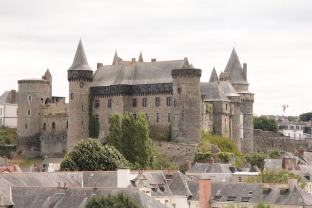 Vue sur le château en arrivant à Vitré