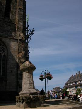 Église Saint-Pierre de Pleurtuit : la flèche du clocher détruit pendant la Seconde Guerre mondiale.