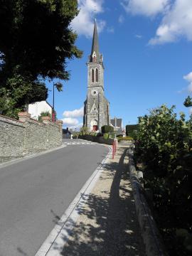 Église Saint-Aubin, commune de Saint-Aubin-des-Landes (35). Façade occidentale.