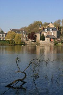 Quartier de la Ville Bédon, au bord de l'étang de Marcillé, commune de Marcillé-Robert, Ille-et-Vilaine, Bretagne, France.