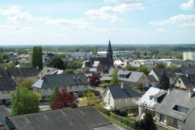 Le centre-ville de L'Hermitage, vu du haut de son château d'eau, avec l'église Notre-Dame-de-la-Purification.