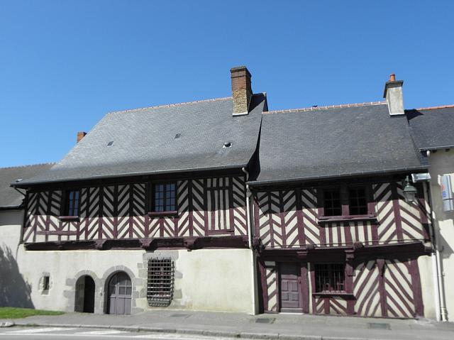 La Commanderie sise en face de l'église de L'Hermitage (35).