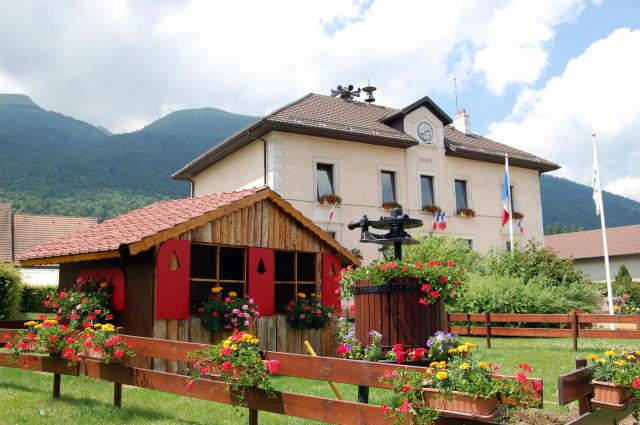 Une photographie de la Mairie d'Echenevex (Ain, Est de la France)
