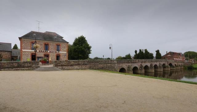 L'hôtel et le pont du Pont-Réan