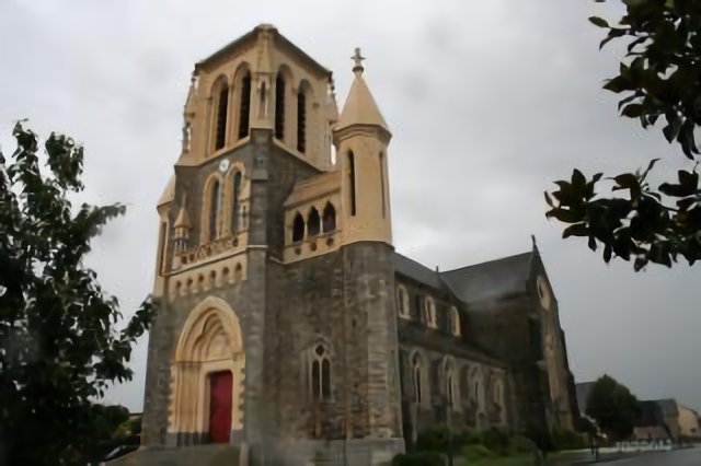 Eglise St Pierre de DOMAGNE