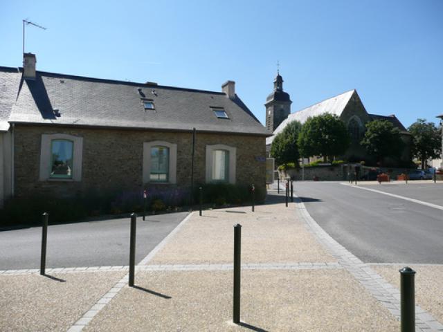 Eglise de Nouvoitou vue de l'anglede la rue de l'Abbaye