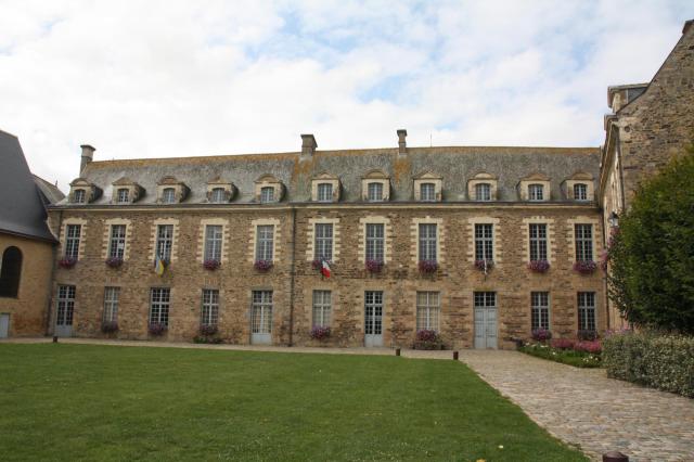 Hôtel de Ville de Châteaugiron situé dans dans la cour du château.