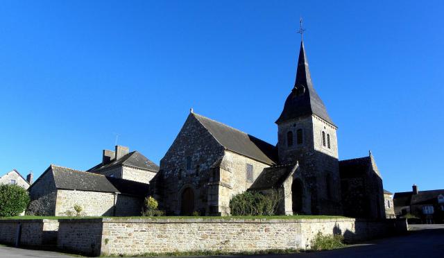 Église Saint-Pierre-et-Saint-Paul de Romazy (35). Façade occidentale et flanc sud.