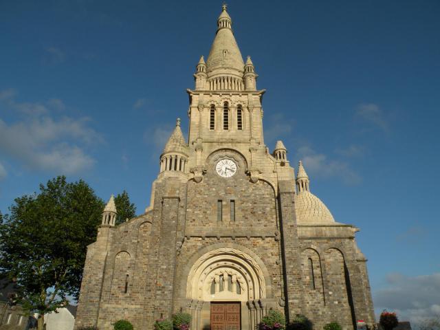 Façade de l’église Saint-Pierre de Melesse.