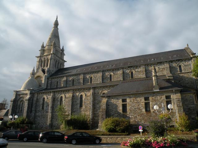 Nef de l’église Saint-Pierre de Melesse.