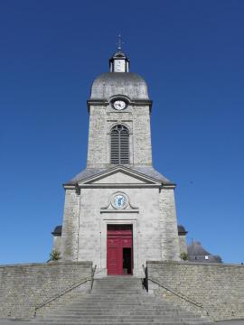 Façade principale de l'église Notre-Dame-de-l'Assomption d'Argentré-du-Plessis (35).