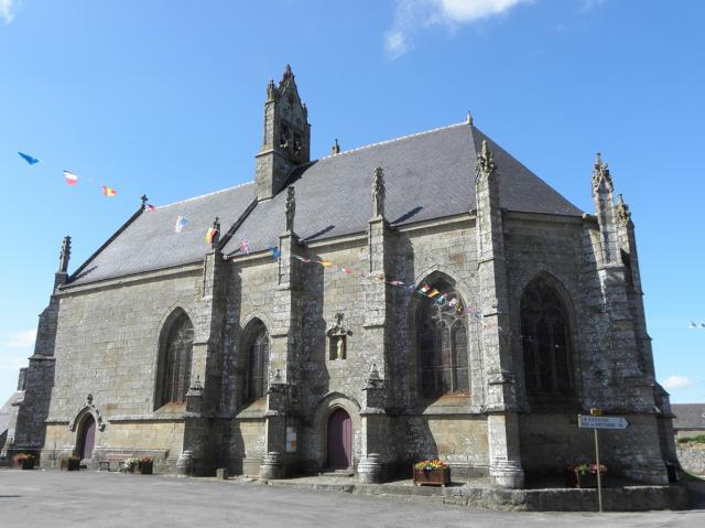 Chevet et flanc sud de l'église Notre-Dame-de-Toutes-Joies à Broualan (35).