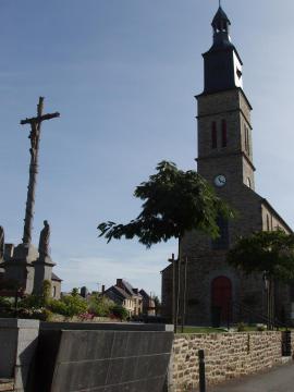 église et place du bourg de Saint-M'Hervé