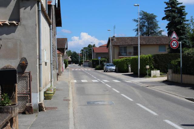 La route départementale 51b à Pont-de-Veyle.