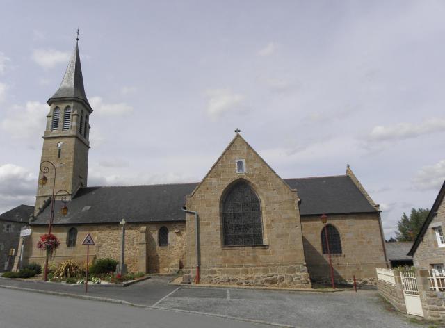 Extérieur de l'église Saint-Marc (anciennement Saint-Médard) de Saint-Marc-le-Blanc (35). Vue méridionale.