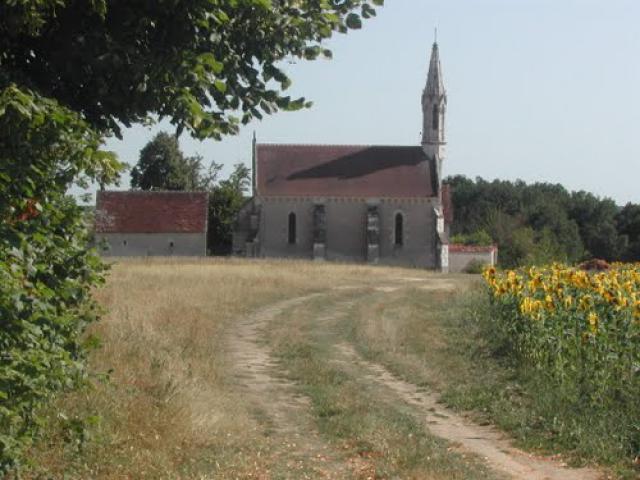 Charmante chapelle de ... ?!? On y accède par le chemin de...