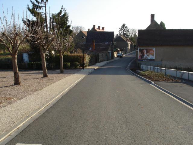 Briantes (36) : La rue de la Poste (route départementale 83).