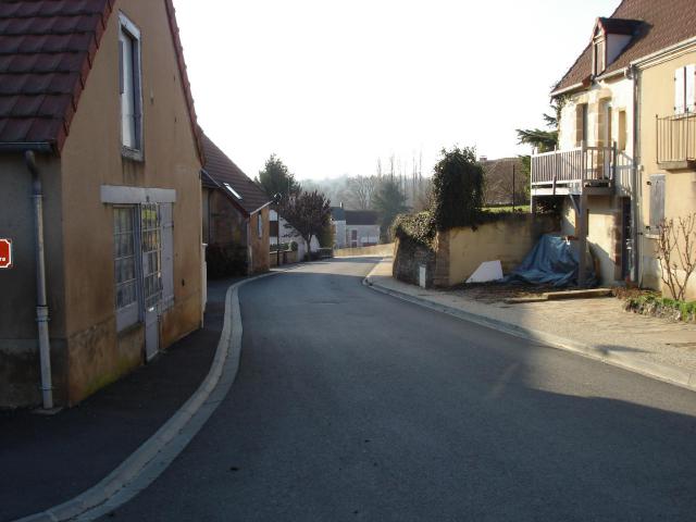 Briantes (36) : Vue du bas de la rue du Château (route départementale 83).