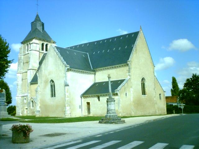 L'église St Martin du XIIIème au XVIIIème siècle. Sa porte ouest de style renaissance est classé au monuments historiques.