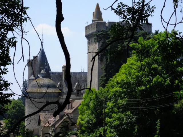 Château main tower.