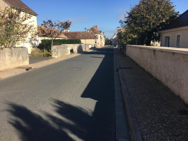 Douadic (36) : Vue en direction de Saint-Michel-en-Brenne, de la rue Principale (route départementale 17).