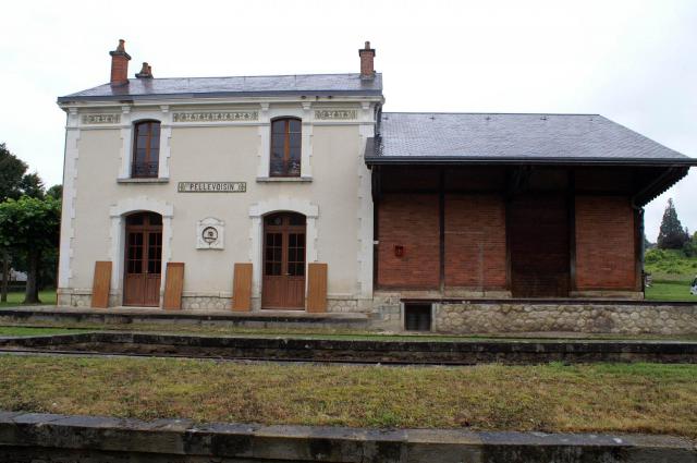 Ancienne gare du chemin de fer du Blanc Argent. Fermée, puis restaurée pour une utilisation par les associations de la commune et comme…