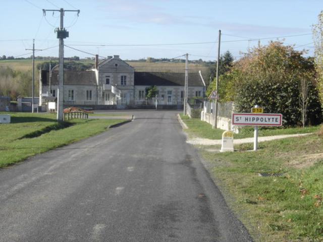 Ecole de Saint-Hippolyte depuis la rue du Stade