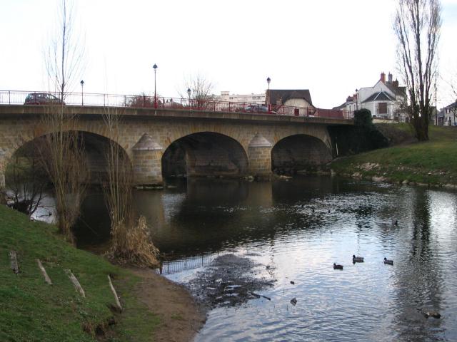 Le pont reliant Châteauroux à Déols, Indre, France.