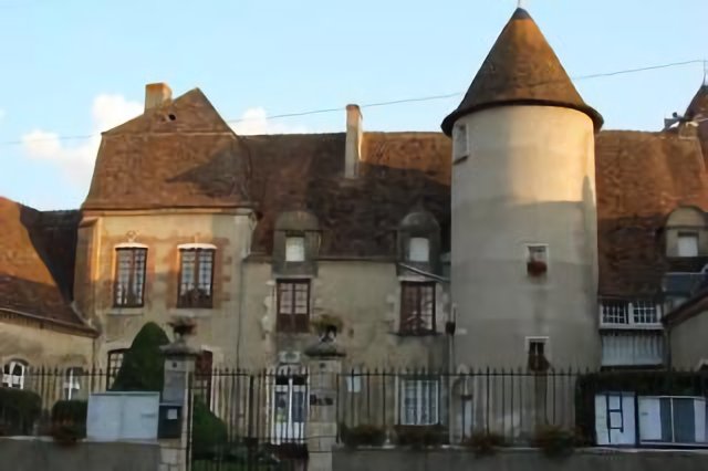 Manoir de Cluis-Dessus, ancienne forteresse médiévale réaménagée au XVIIème siècle. Elle abrite aujourd'hui la mairie du village.