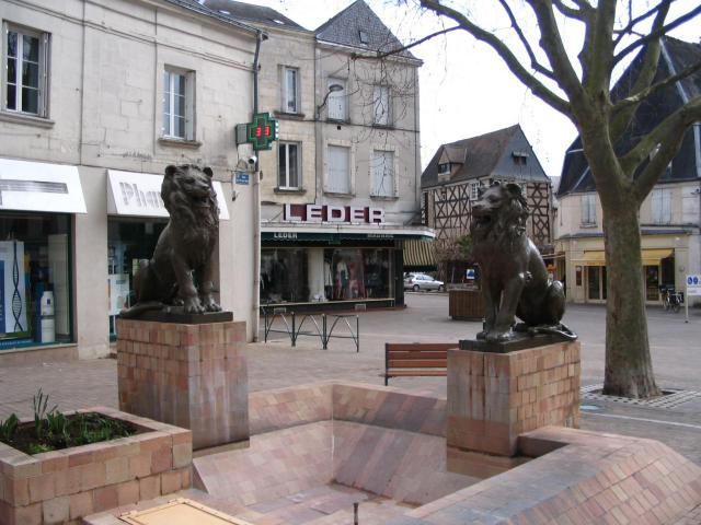 La Place du 10 juin 1944, à Issoudun, Indre, France.