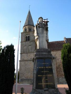 Saint-Denis-de-Jouhet (Indre, France) - Le monument-aux-morts vu dans l'axe du clocher de l'église. . . .