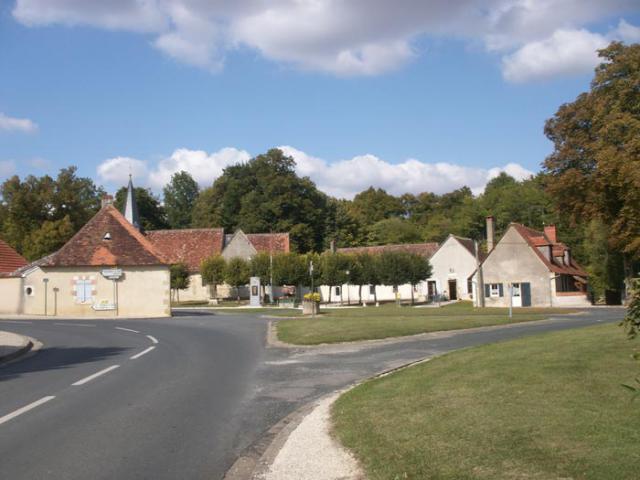 Centre bourg de Villegongis, commune de l'Indre (36), avec la mairie, la salle des fêtes, l'église, le puits, et l'auberge.