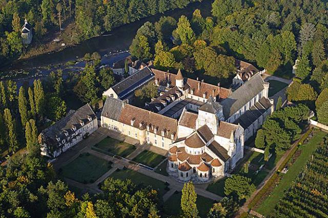 Vue aérienne oblique de l'abbaye de Fongombault (Indre)